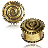 Cargar imagen en el visor de la galería, Two round Brass Tunnel Plug Spirale Punkteränder antik golden Messing Expander Schmuck beads with raised spirals and dotted borders are shown—one upright like an ear plug, the other flat, both reflecting light.
