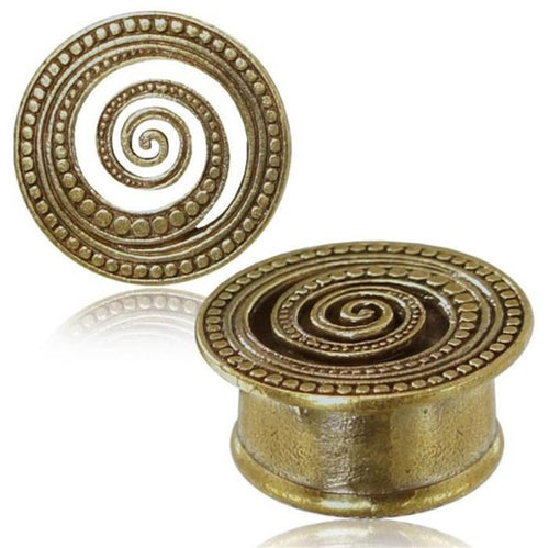 The Brass Tunnel Plug Spirale Punkte antik golden Messing Schmuck features two round plugs with a raised spiral and dotted pattern, one standing upright to show the golden design and one lying flat to display its cylindrical form.
