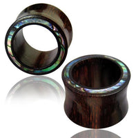 Load image into Gallery viewer, Two Tunnel Paua Abalone Muschel Tamarinden Holz Rim Unisex Plug Ohrschmuck Ohrringe, handgeschnitzt, mit schimmerndem, multicolored Paua Abalone Rand und dunklem Tamarindenholz, auf weißem Hintergrund mit leichter Spiegelung.
