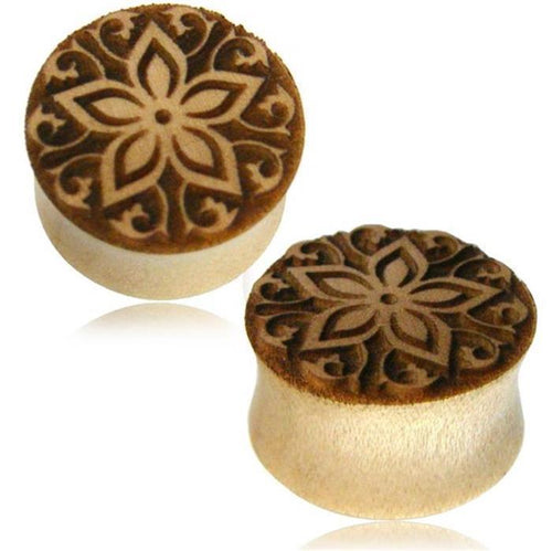 A pair of round, light brown Holz Plug Krokodilholz hell geschnitzt Blume Schnörkel Tunnel Tribal Expander plugs with intricate floral carvings, shown on a white background.
