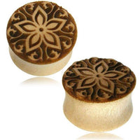 Load image into Gallery viewer, A pair of round, light brown Holz Plug Krokodilholz hell geschnitzt Blume Schnörkel Tunnel Tribal Expander plugs with intricate floral carvings, shown on a white background.
