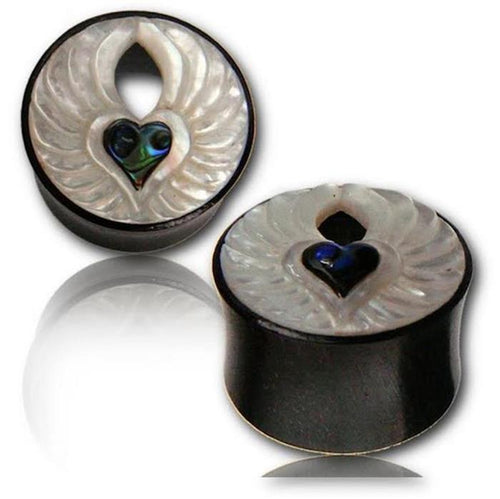 Two round black Holz Tunnel Engel Flügel Herz Arang wood plugs feature white carved wing and heart designs with blue-green Perlmutt abalone inlays at the center, displayed on a reflective white surface.