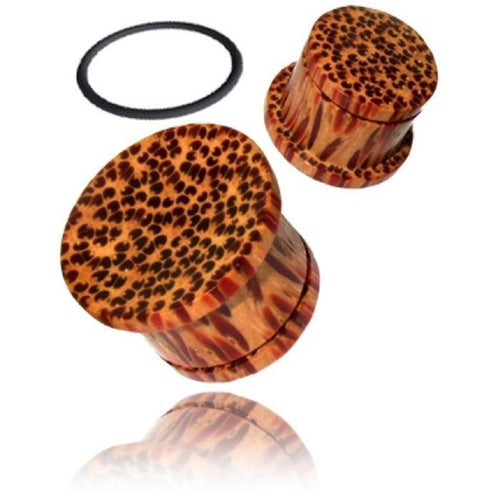 Two brown Kokosholz Tribal Holz Plugs, single flared with a black and red hand-carved pattern, are shown from different angles. A black rubber ring is displayed beside this unique Ohrschmuck on a white background.