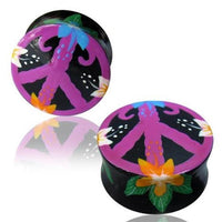 Cargar imagen en el visor de la galería, Two black Holz Plug Peace Hawaii Blumen Ohrringe with vibrant floral designs and a striking purple peace symbol—an eye-catching organic Teakholz Ohrschmuck.
