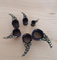 Load image into Gallery viewer, Tunnel Holz Tropfen Dorn gebogen golden bemalt Gravur double flared Arangholz
