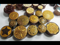 Load image into Gallery viewer, Holzplug Träne Ornament golden Tropfen umgedreht Schlitz Lobe Piercing Holz Plug
