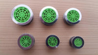 Load image into Gallery viewer, Six Schraubplug Chirurgenstahl Tunnel Edelstahl plugs in silver feature neon green spiderweb-patterned acrylic tops. Arranged in two rows on wood, the ribbed plug designs vary in size for a striking and unique display.
