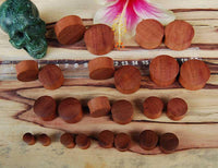 Cargar imagen en el visor de la galería, Tribal Holz Plug braun rot Maserung Holzplug handgeschnitzt Rosenholz Tunnel Expander
