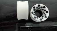 Load image into Gallery viewer, Bone Flesh Tunnel Polka Dots Punkte schwarz weiß double flared Plug Piercing
