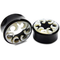 Cargar imagen en el visor de la galería, Horn Tunnel Waves handgeschnitzt Perlmutt Flesh Plug weiß schwarz Expander

