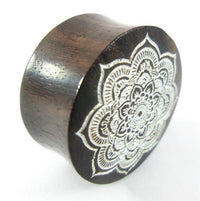 Load image into Gallery viewer, The Narraholz Plug, dunkelbraun mit weißer Lasergravur eines Blumen-Mandalas (double flared), wird schräg vor weißem Hintergrund präsentiert.
