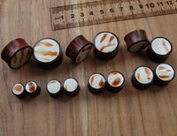 Cargar imagen en el visor de la galería, Organic Sonoholz Plug Weiß Gelb Muschel Inlay braun Flecken Muster Tribal
