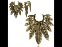 Cargar imagen en el visor de la galería, Flesh Tunnel antik gold Messing Plug zum Einhängen Spalt Federschmuck Indianer
