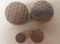 Cargar imagen en el visor de la galería, Flesh Plug Teakholz Stern Blume des Lebens double flared Lobe Dehner braun Gravur
