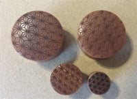 Load image into Gallery viewer, Flesh Plug Sawoholz Stern Blume des Lebens double flared Lobe Dehner rot braun Gravur
