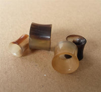 Cargar imagen en el visor de la galería, Horntunnel Horn natural Blondy geschnitzt Flesh Tunnel Lobe Plug Expander
