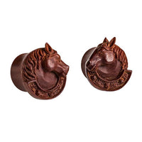 Cargar imagen en el visor de la galería, Organic Holz Plug braun handgeschnitzt Pferdekopf Hufeisen Pferd Tribal
