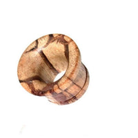 Load image into Gallery viewer, A handgeschnitzter Holztunnel aus Tigerholz in Braun mit Tribal Design, single flared und markanter Maserung, glatt verarbeitet, präsentiert auf weißem Hintergrund.
