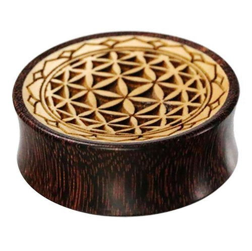 A round Plug Holz Tamarinde Krokodilholz with a “Blume des Lebens” (flower of life) geometric pattern and zigzag edge, featuring interlocking shapes in contrasting wood tones.