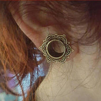 Cargar imagen en el visor de la galería, Brass Tunnel Lotus Blume antique Finish gold Plug
