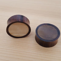 Load image into Gallery viewer, Krokodilholz dreifarbig Holz Plug handgeschnitzt Sonoholz Teakholz Flesh Tunnel
