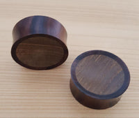 Load image into Gallery viewer, Krokodilholz dreifarbig Holz Plug handgeschnitzt Sonoholz Teakholz Flesh Tunnel
