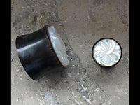 Cargar imagen en el visor de la galería, Plug Horn Perlmutt Hibiskus Blüte weiß double flared
