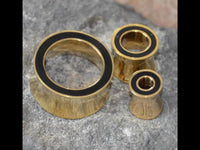 Load image into Gallery viewer, Tunnel Plug Messing Onyx Stein schwarz Rim gold
