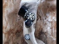 Load image into Gallery viewer, Plug Horn weiße Gravur schwarz Sternmuster Bänder Blende
