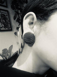 Load image into Gallery viewer, Holzplug Zebraholz handgeschnitzt braun gestreift Tribal Holz Tunnel Plug Expander
