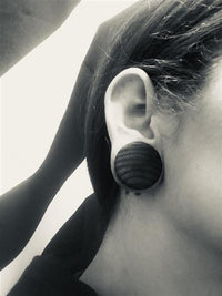 Load image into Gallery viewer, Holzplug Zebraholz handgeschnitzt braun gestreift Tribal Holz Tunnel Plug Expander
