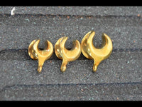 Load image into Gallery viewer, Saddle Plug Messing antik gold Sichel Hook für Anhänger
