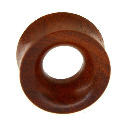 A close-up of the Blutholz Flesh Tunnel rötlich, a handmade double flared wooden ear tunnel for stretched piercings, is shown against a white background.