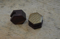 Load image into Gallery viewer, Flesh Plug Tamarinden Holz gold bemalt 3D Würfel Wabe
