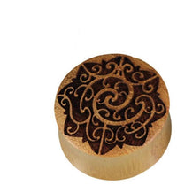 Load image into Gallery viewer, Jackfrucht Holz Plug Handgeschnitzter braun gelb feine Ornamente Tribal Expander
