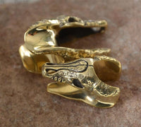 Load image into Gallery viewer, Saddle Plug Flesh Tunnel Büffel Schädel Messing gold
