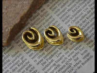 Cargar imagen en el visor de la galería, Saddle Plug Flesh Tunnel Messing gold Tropfen Spirale
