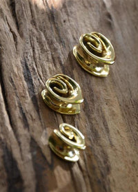 Cargar imagen en el visor de la galería, Saddle Plug Flesh Tunnel Messing gold Tropfen Spirale
