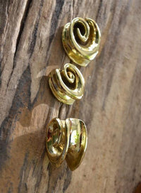 Cargar imagen en el visor de la galería, Saddle Plug Flesh Tunnel Messing gold Tropfen Spirale
