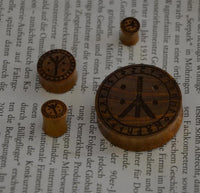 Load image into Gallery viewer, Holz Plug Teakholz Rune Leben Tod Punkte double flared
