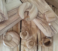 Load image into Gallery viewer, Plug Olivenholz Pin-Creole braun gemasert Holz-Pin Creole
