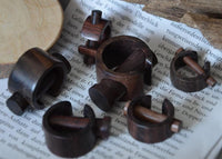 Cargar imagen en el visor de la galería, Plug Narraholz Pin-Creole braun gemasert Holz-Pin Creole
