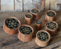 Cargar imagen en el visor de la galería, Olivenholz Horn Inlay Flesh Plug Blume des Lebens
