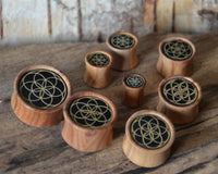 Cargar imagen en el visor de la galería, Olivenholz Horn Inlay Flesh Plug Blume des Lebens
