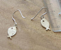 Load image into Gallery viewer, Ohrringe 925 Sterling Silber Fisch gebürstet 15mm
