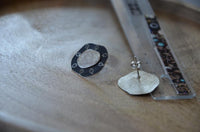 Load image into Gallery viewer, Ohrstecker 925 Sterling Silber Scheibe schwarz Blätter
