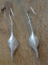 Load image into Gallery viewer, Ohrringe 925 Sterling Silber Blüte 40mm lang oxidiert
