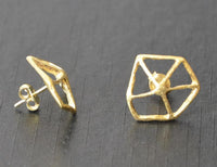 Load image into Gallery viewer, Ohrstecker vergoldet 925 Silber Gitter Wabe erhöht
