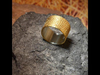 Load image into Gallery viewer, Ring Silber vergoldet Kreise Waben gestempelt breit
