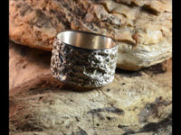 Load image into Gallery viewer, Ring 925 Sterling Silber Krater Oberfläche 14mm breit
